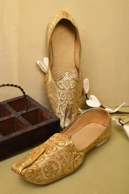 Aryavir Malhotra Jamewar Silk Woven Juttis 