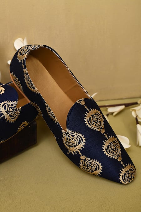 Aryavir Malhotra Contrast Embroidered Juttis 