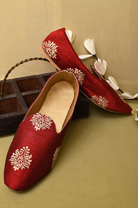 Aryavir Malhotra Floral Motif Embroidered juttis 