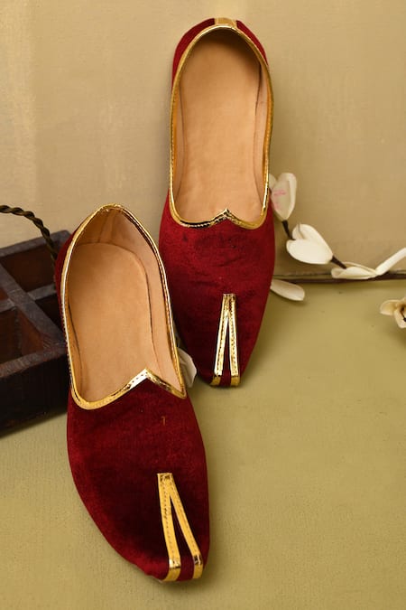 Aryavir Malhotra Winged Tip Velvet Juttis 