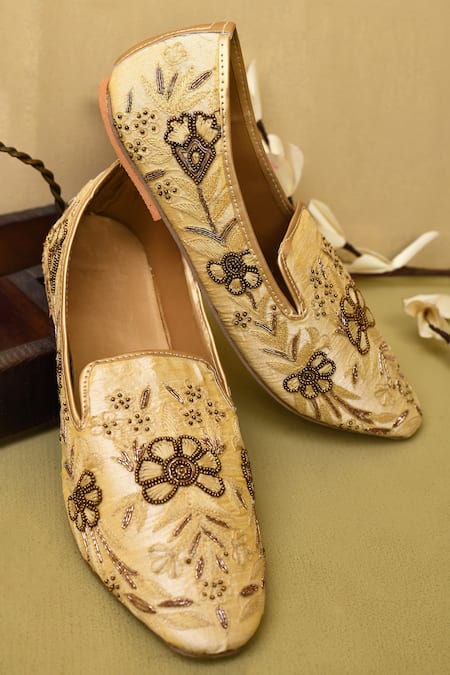 Aryavir Malhotra Floral Handwork Juttis 