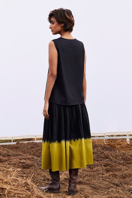 Kharakapas Dawn Solid Tunic With Ombre Dyed Skirt 