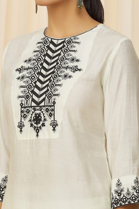 Women Cotton Embroidered Mandarin Collar Straight Cut Off White Kurti
