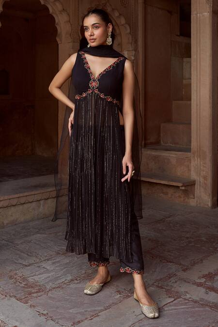 Sonal Pasrija Black Silk, Georgette, Acanthus Bloom Embroidered High Side Slit Kurta Pant Set Online at Aza Fashions Sonal Pasrija_Black Silk, Georgette, Acanthus Bloom Embroidered High Side Slit Kurta Pant Set _Online_at_Aza_Fashions