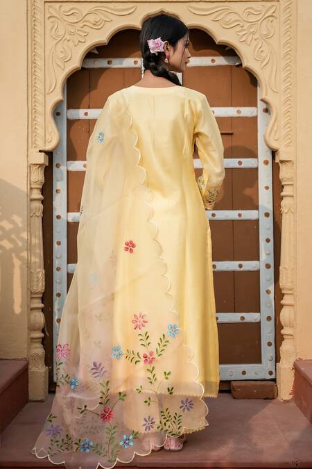 Mangalmay By Aastha Floral Embroidered Kurta Set 