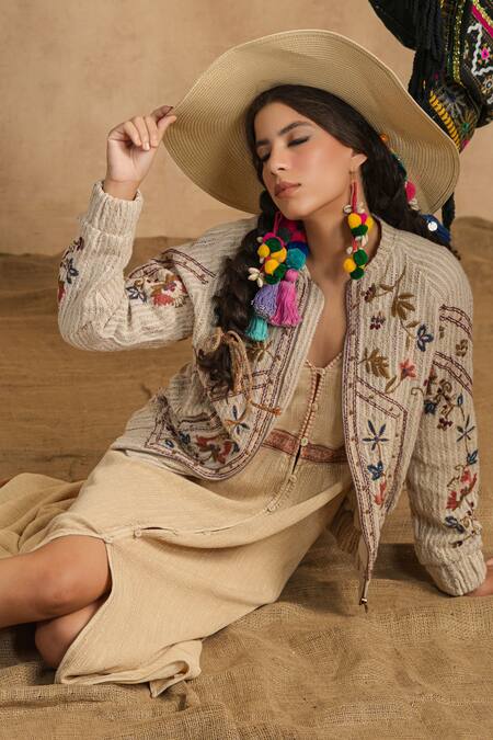 Shop_NYARO_Off White Handloom Cotton Slub Woven Thread Round Jacket 