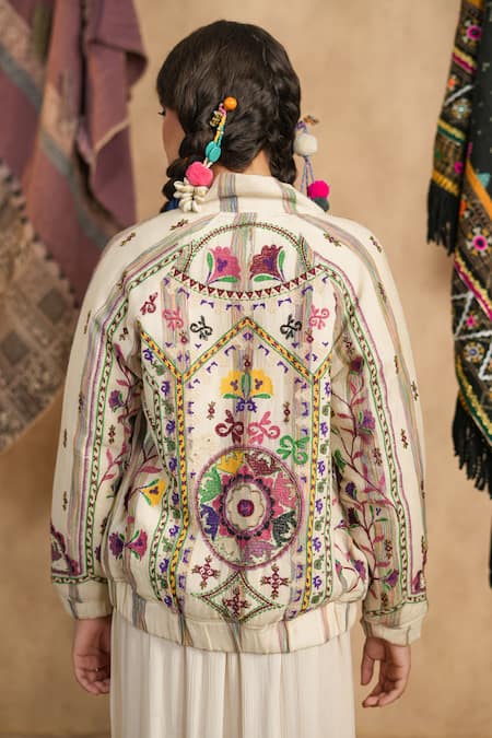 Buy_Nyaro_Cream Cotton Embroidery Collared Floral Jacket 