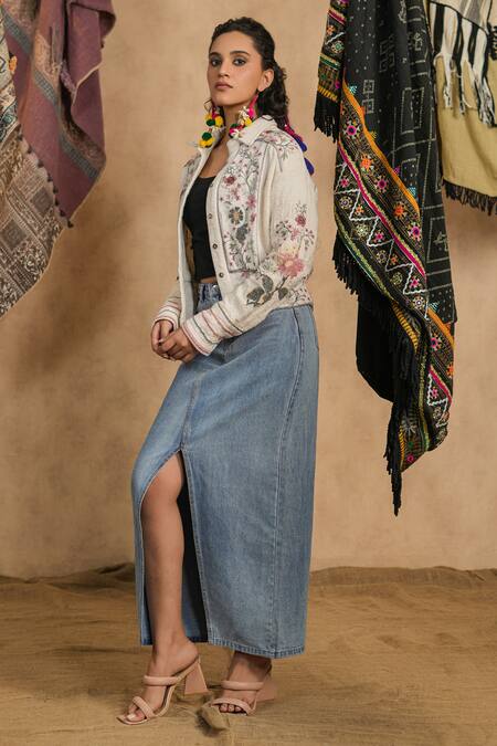 Buy_Nyaro_White Handloom Cotton Embroidery Collared Flower Jacket _Online_at_Aza_Fashions