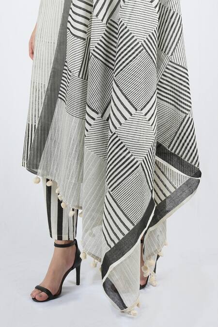 Buy Banana Labs White Cotton Round Neck Hand Block Print Kurta Pant Set Online at Aza Fashions Buy_Banana Labs_White Cotton Round Neck Hand Block Print Kurta Pant Set _Online_at_Aza_Fashions