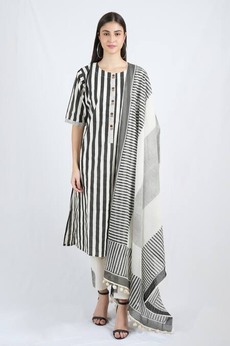 Banana Labs_Black Cotton Round Neck Slammer Hand Block Print Kurta Pant Set _Online_at_Aza_Fashions