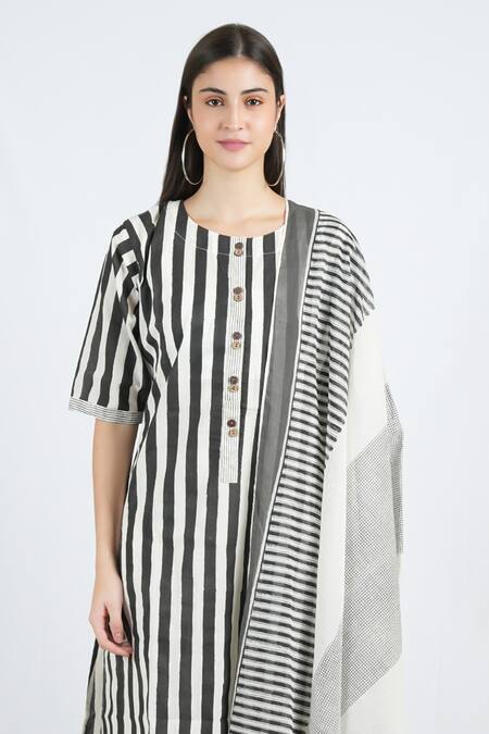 Buy Banana Labs Black Cotton Round Neck Slammer Hand Block Print Kurta Pant Set Online at Aza Fashions Buy_Banana Labs_Black Cotton Round Neck Slammer Hand Block Print Kurta Pant Set _Online_at_Aza_Fashions