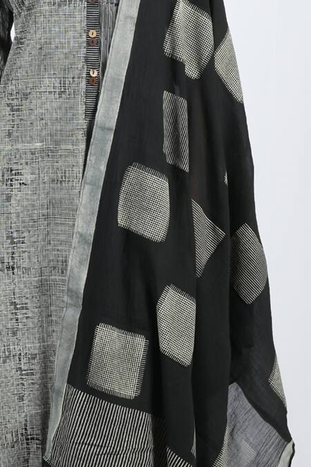 Buy Banana Labs Black Cotton Round Neck Hand Block Print Kurta Set Online at Aza Fashions Buy_Banana Labs_Black Cotton Round Neck Hand Block Print Kurta Set _Online_at_Aza_Fashions