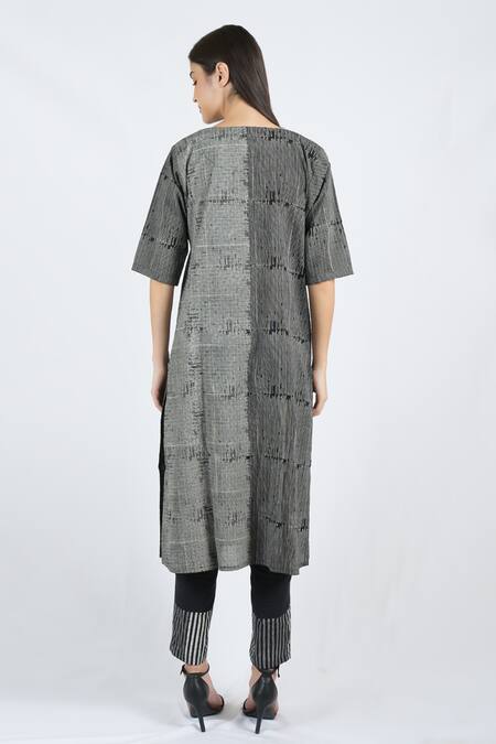 Banana Labs_Black Cotton Round Neck Hand Block Print Kurta Set _at_Aza_Fashions