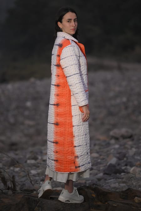 RAAS LIFE_White Cotton Jharoka Ben Tie-dye Pattern Trench Coat _Online_at_Aza_Fashions