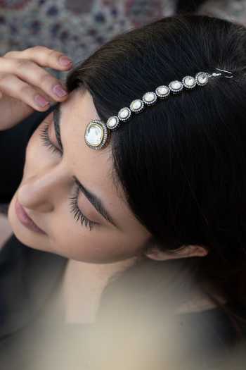 Do Taara Silver Plated Cubic Zirconia Encrusted Maangtikka Online at Aza Fashions Do Taara_Silver Plated Cubic Zirconia Encrusted Maangtikka _Online_at_Aza_Fashions