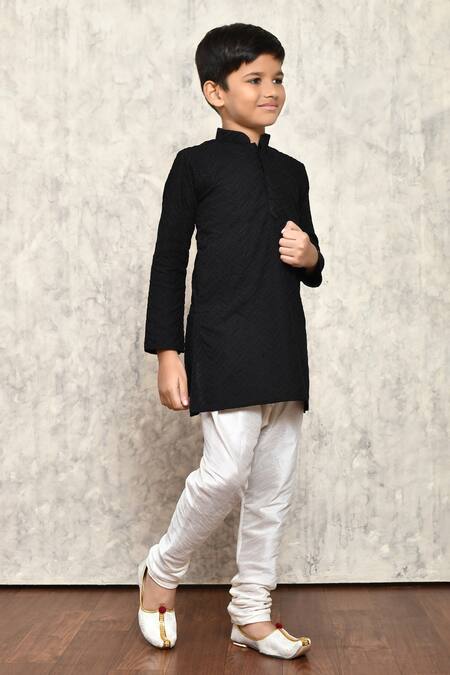 Samyukta Singhania_Black Cotton Embroidery Chevron Schiffli Kurta _at_Aza_Fashions