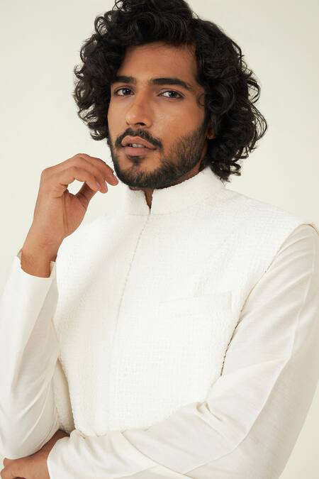 Shop Roohbyridhimaa White Crepe Crinkled Bundi Online at Aza Fashions Shop_Roohbyridhimaa_White Crepe Crinkled Bundi _Online_at_Aza_Fashions