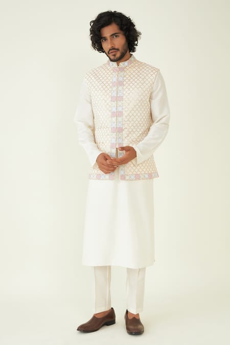 RoohbyRidhimaa Wasl Jaal Embroidered Bundi 