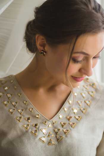 Buy_Roohbyridhimaa_Beige Organza, Linen Mirrors, Embroidery, Zari V-neck Meher Kurta Set _Online_at_Aza_Fashions