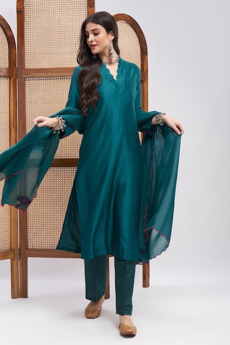Roohbyridhimaa Green Organza, Silk, Cotton Embroidery V-neck Resham Placement Kurta Set 
