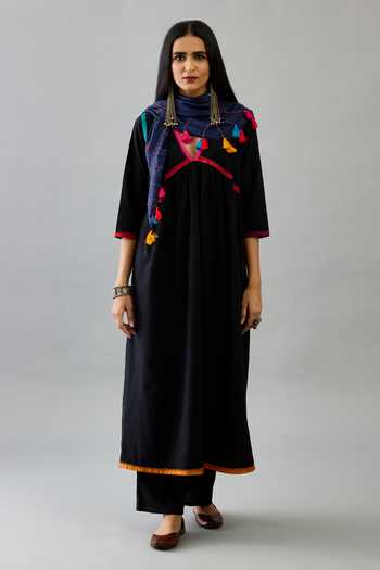 Buy_Kora_Black Handloom Cotton, Silk Tassels, Beads V-neck Border Embroidered Kurta Set _Online_at_Aza_Fashions