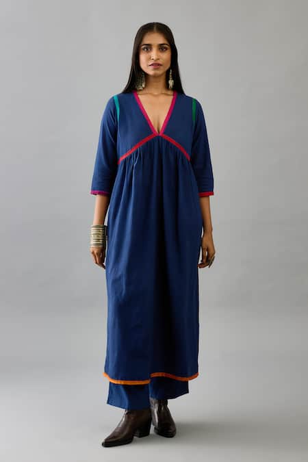 Kora_Red Handloom Cotton, Silk Applique, Embroidery V-neck Kurta Set With Scarf _Online_at_Aza_Fashions