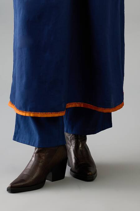 Buy_Kora_Red Handloom Cotton, Silk Applique, Embroidery V-neck Kurta Set With Scarf _Online_at_Aza_Fashions