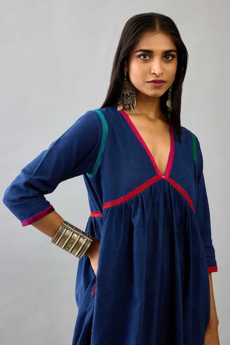 Shop_Kora_Red Handloom Cotton, Silk Applique, Embroidery V-neck Kurta Set With Scarf _Online_at_Aza_Fashions