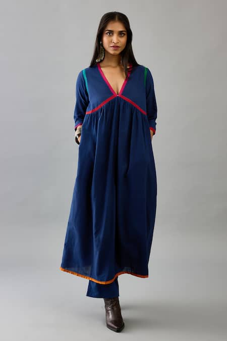 Kora_Red Handloom Cotton, Silk Applique, Embroidery V-neck Kurta Set With Scarf _at_Aza_Fashions