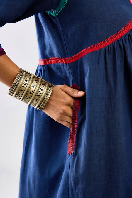 Buy_Kora_Red Handloom Cotton, Silk Applique, Embroidery V-neck Kurta Set With Scarf 