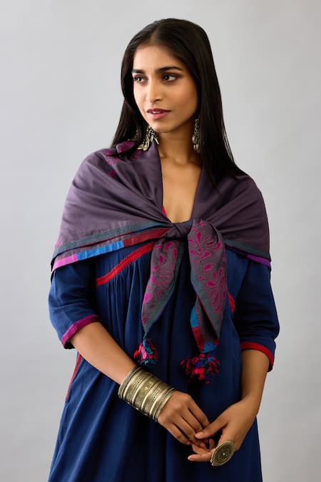 Shop_Kora_Red Handloom Cotton, Silk Applique, Embroidery V-neck Kurta Set With Scarf 