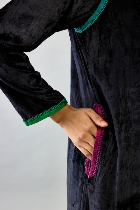 Buy_Kora_Black Silk, Velvet Embroidery, Tassels Round Neck Kurta Set With Stole 