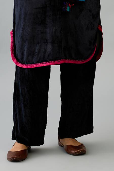 Shop_Kora_Black Silk, Velvet Embroidery, Tassels Round Neck Kurta Set With Stole 