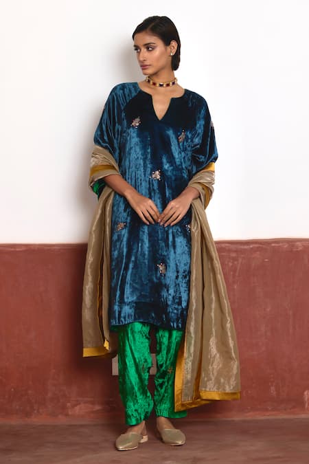 Shorshe Clothing Blue Velvet Hand Embroidered Floral Notched V Kurta And Salwar Set 