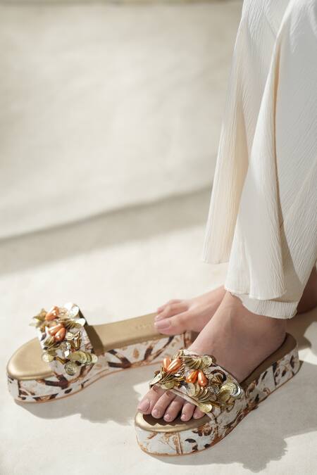 Buy_The Episode_Gold Embellished Charm Strap Platform 