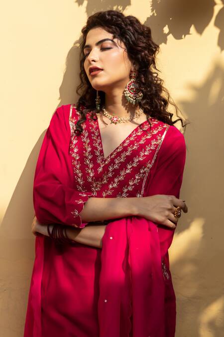 Maison Shefali Red Kurta Velvet Hand Embroidered Zardosi V Neck Roya Gulabi Set at Aza Fashions Maison Shefali_Red Kurta Velvet Hand Embroidered Zardosi V Neck Roya Gulabi Set _at_Aza_Fashions