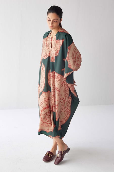 Label Kheerganga Green V-neck Sandy Shore Shell Print Kaftan Online at Aza Fashions Label Kheerganga_Green V-neck Sandy Shore Shell Print Kaftan _Online_at_Aza_Fashions