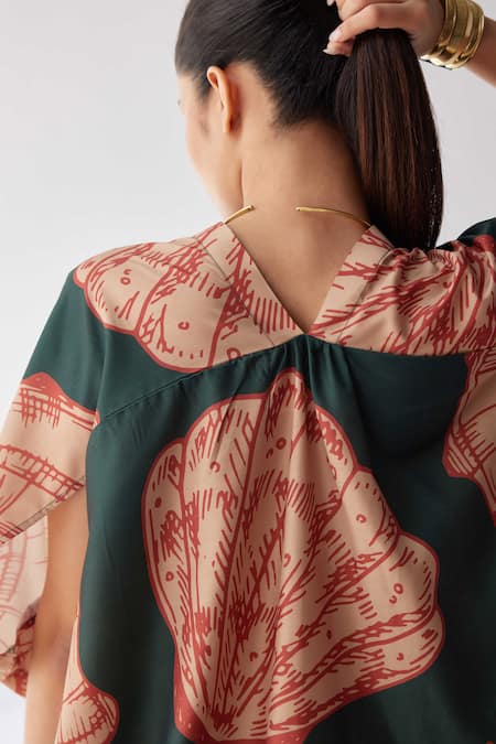 Shop Label Kheerganga Green V-neck Sandy Shore Shell Print Kaftan Online at Aza Fashions Shop_Label Kheerganga_Green V-neck Sandy Shore Shell Print Kaftan _Online_at_Aza_Fashions