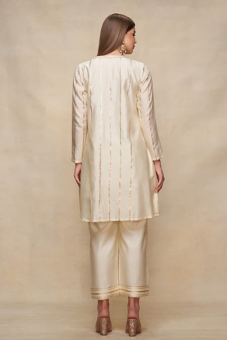 Shop Gulabo By Abu Sandeep Off White Chanderi Embellished Gota Work V Neck Pleated Short Kurta at Aza Fashions Shop_Gulabo By Abu Sandeep_Off White Chanderi Embellished Gota Work V Neck Pleated Short Kurta _at_Aza_Fashions