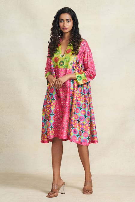 Gulabo By Abu Sandeep_Pink Chanderi Sequins V-neck Printed Kurta _Online_at_Aza_Fashions