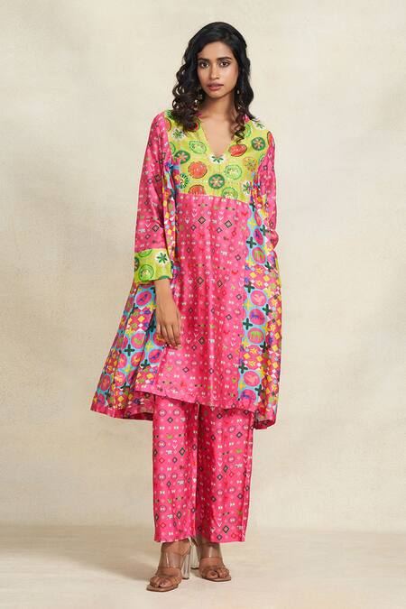 Shop_Gulabo By Abu Sandeep_Pink Chanderi Sequins V-neck Printed Kurta _Online_at_Aza_Fashions