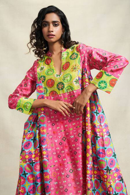 Gulabo By Abu Sandeep_Pink Chanderi Sequins V-neck Printed Kurta _at_Aza_Fashions