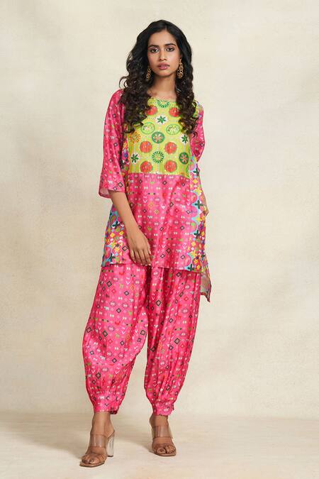 Gulabo By Abu Sandeep_Pink Chanderi Sequins, Embroidery Round Neck Geometric Print Kurta _Online_at_Aza_Fashions