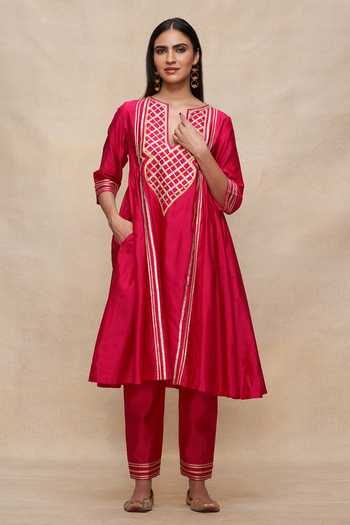 Gulabo By Abu Sandeep_Pink Chanderi Gota Patti Split V-neck Silk Embroidered Gathered Kurta _Online_at_Aza_Fashions