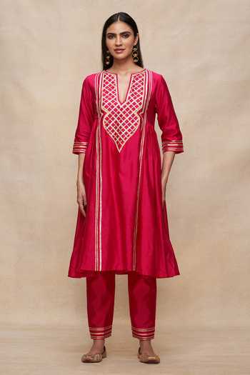 Buy_Gulabo By Abu Sandeep_Pink Chanderi Gota Patti Split V-neck Silk Embroidered Gathered Kurta _Online_at_Aza_Fashions
