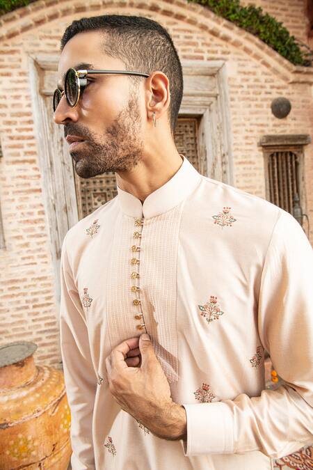 Abkasa_Peach Katan Silk Embroidery Floral Butti Rosea Kurta With Pant  _at_Aza_Fashions