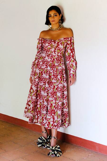 Buy_Jodi_Maroon Silk Sweetheart Neck Kashi Box Pleat Off Shoulder Dress _Online_at_Aza_Fashions