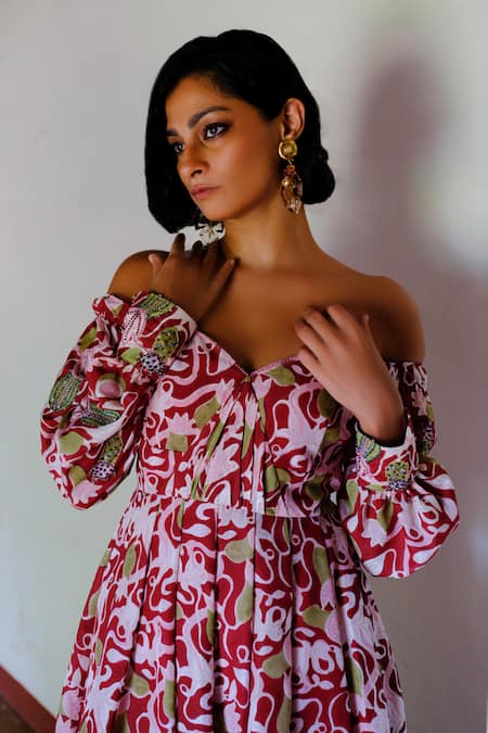 Buy_Jodi_Maroon Silk Sweetheart Neck Kashi Box Pleat Off Shoulder Dress 