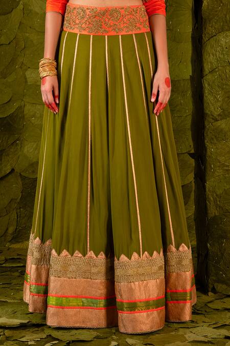 Latha Puttanna Green Karnataka Silk Hand Embroidered Aari Gold Scoop Akka Lehenga Set  4