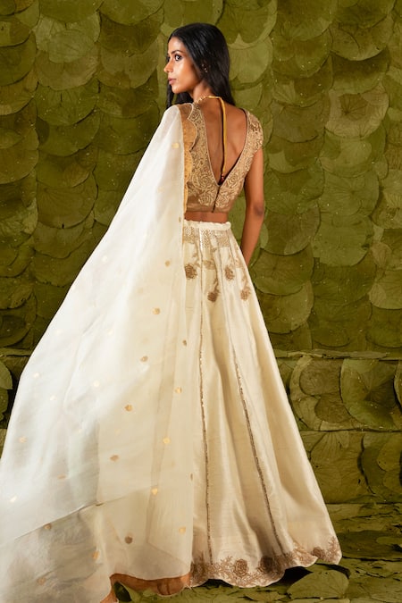 Latha Puttanna Gelathi Rose Motif Embroidered Lehenga Set 